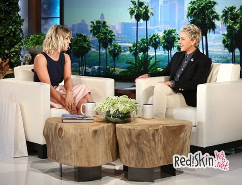 Кейли Куоко выбрала рисунок моли, чтобы закрыть тату с датой своей свадьбы и не собирается выходить замуж за лошадь