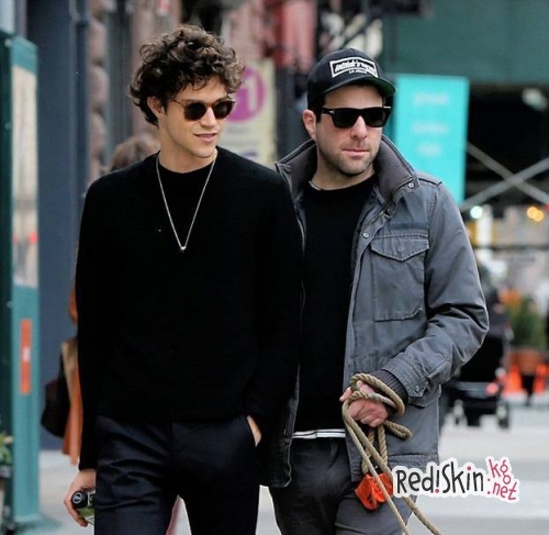 Нетрадиционные отношения: Закари Куинто и Майлз МакМиллан на прогулке со своими собаками