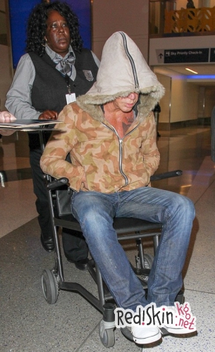 Неузнаваемый Микки Рурк на прогулке в Беверли-Хиллз