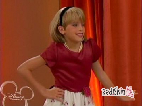 Новая стрижка Тейлор Свифт вызвала множество шутливых мемов