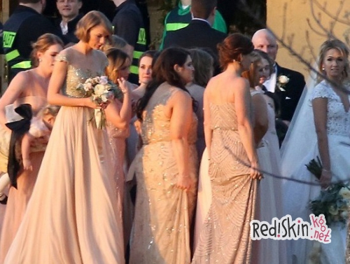 Тейлор Свифт на свадьбе подруги детства