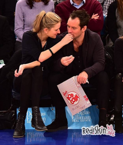 Влюбленный Джуд Лоу со своей девушкой Филлипой Соал