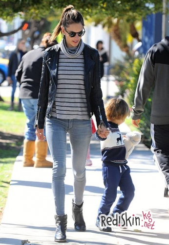 Звездные мамочки: Памела Андерсон и Алессандра Амбросио с сыновьями