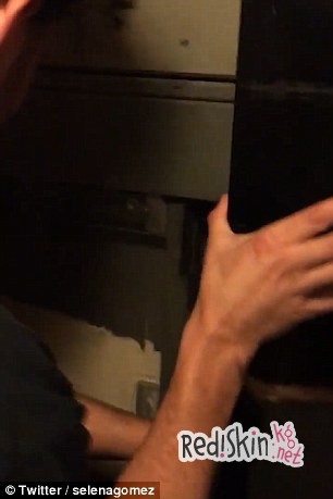 Селена Гомес застряла в лифте в центре Парижа и сильно рисковала, когда его покидала