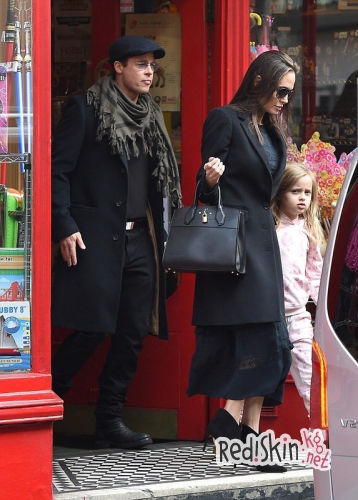 Анджелина Джоли и Брэд Питт обживаются в Англии, где Брэд снимается, а Джоли занялась гуманитарной работой