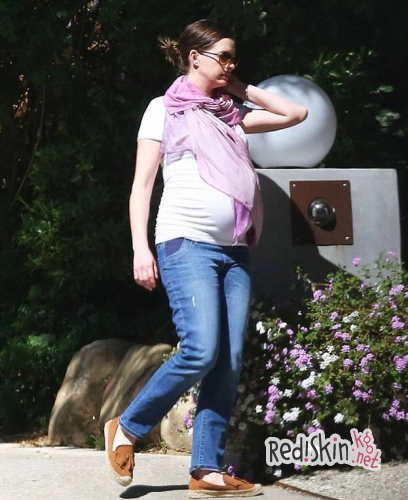 Беременные звезды: Эмили Блант и Энн Хэтэуэй