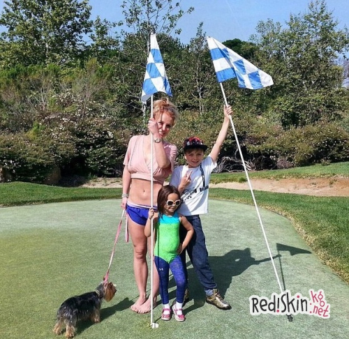 Бритни Спирс выложила снимок в бикини