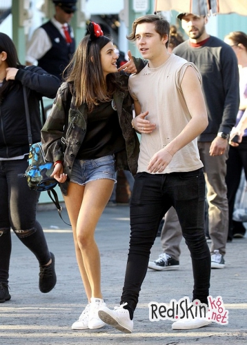 Бруклин Бекхэм и Соня Бен Аммар на прогулке в Диснейленде