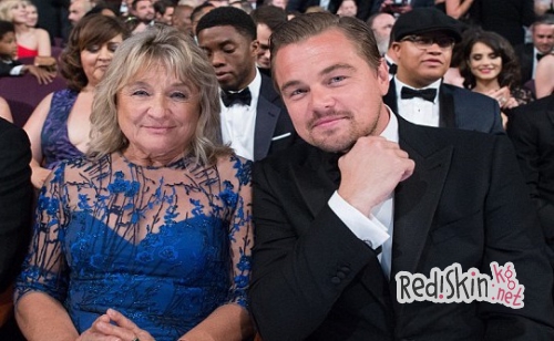 Давнее фото Леонардо Ди Каприо с родителями "взорвало" сеть