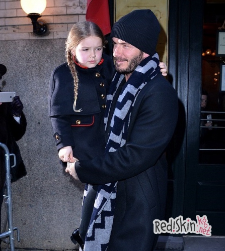 Дэвид Бекхэм шьет платья для кукол дочери