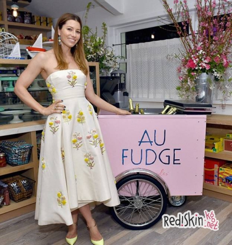 Джессика Бил официально открыла собственный семейный ресторан