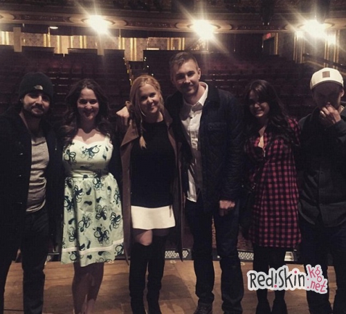 Эми Шумер порадовала бармена, оставив чаевые в размере 1000 долл. за счет в 77 долл.