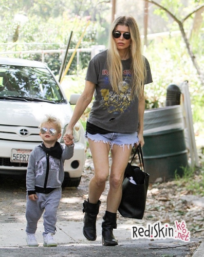 Ферги Дюамель на прогулке с сыном