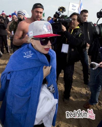 Леди Гагу и Тейлора Кинни не испугала ледяная вода озера Мичиган