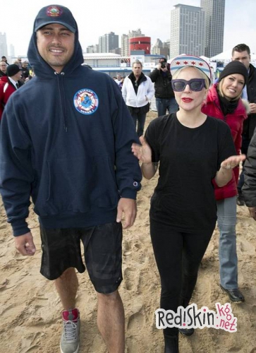 Леди Гагу и Тейлора Кинни не испугала ледяная вода озера Мичиган