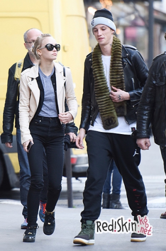 Лили-Роуз Депп со своим бойфрендом Эшем Стайместом в Париже