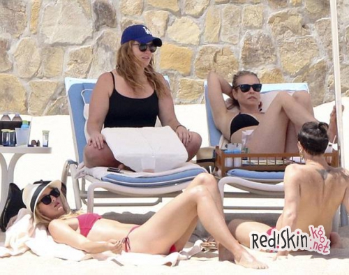 Мария Шарапова проводит непростое для себя время на отдыхе в кругу близких друзей