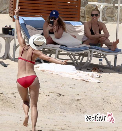 Мария Шарапова проводит непростое для себя время на отдыхе в кругу близких друзей