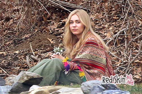 Майли Сайрус даёт уроки йоги (видео)