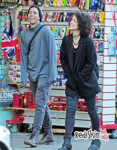 Натали Эммануэль со своим другом на улицах Лондона