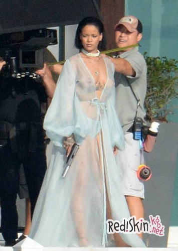 Рианна снимает новый клип в наряде, который мало оставляет места для воображения