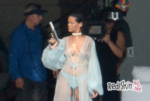 Рианна снимает новый клип в наряде, который мало оставляет места для воображения