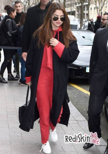 Селена Гомес прилетела в Париж на закрытие Недели моды