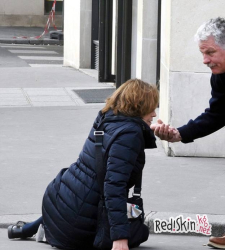 Сигурни Уивер упала в центре Парижа