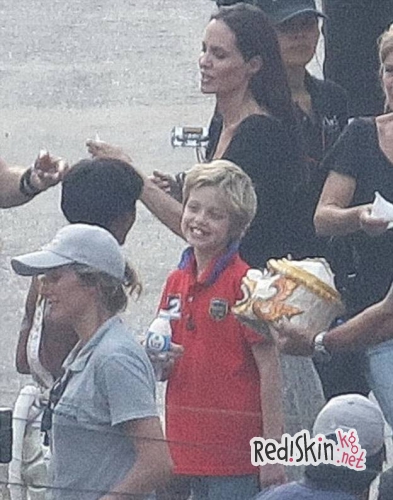 Снимается кино: Анджелина Джоли с детьми на съемочной площадке фильма "Сначала они убили моего отца: Воспоминания дочери Камбоджи"