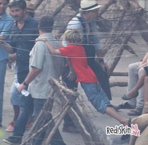 Снимается кино: Анджелина Джоли с детьми на съемочной площадке фильма "Сначала они убили моего отца: Воспоминания дочери Камбоджи"