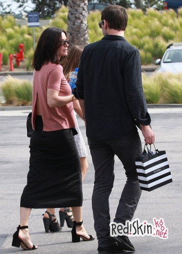 Снова вместе? Кортни Кокс на шоппинге с экс-женихом Джонни МакДейдом и дочерью Коко