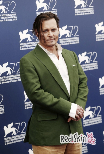 Снова за старое: Джонни Депп в очередной раз прикладывается к бутылке