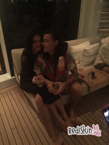 Совместные фотографии Кендалл Дженнер и Гарри Стайлса попали в сеть, после того как хакеры взломали iCloud мамы певца