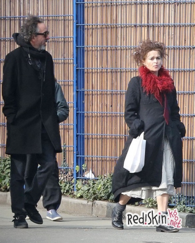 Тим Бертон и Хелена Бонем Картер на прогулке с детьми