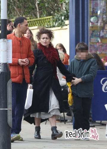 Тим Бертон и Хелена Бонем Картер на прогулке с детьми