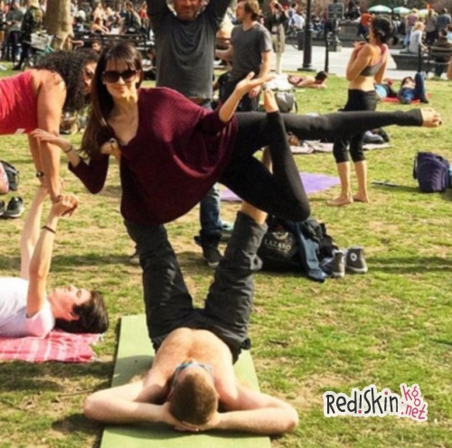 Беременная Хилари Болдуин практикует йогу