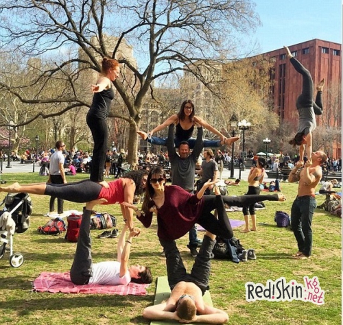 Беременная Хилари Болдуин практикует йогу