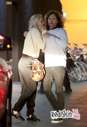 Дженнифер Лоуренс в компании таинственного незнакомца в гостинице в Лос-Анджелесе