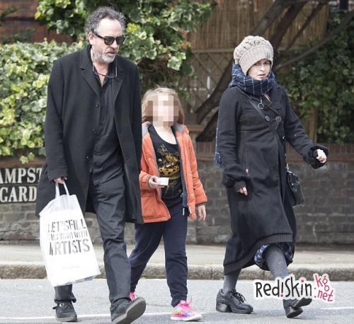 Хелена Бонем Картер на прогулке с дочкой и экс-супругом
