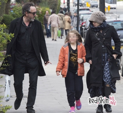 Хелена Бонем Картер на прогулке с дочкой и экс-супругом