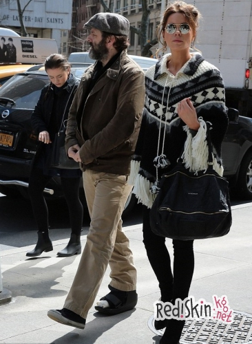 Кейт Бекинсейл и Майкл Шин на прогулке с дочерью