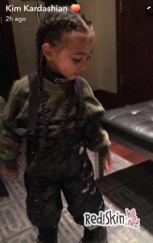 Ким Кардашьян нарастила волосы двухлетней дочери, а ее сестра Кортни - трехлетней