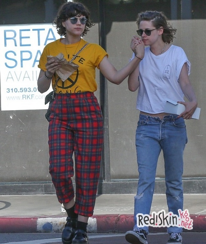 Нетрадиционные отношения: Кристен Стюарт и Soko на прогулке в Лос-Анджелесе