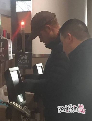 Рано утром за яйцами. Принц Гарри был узнан в магазине самообслуживания сети Waitrose