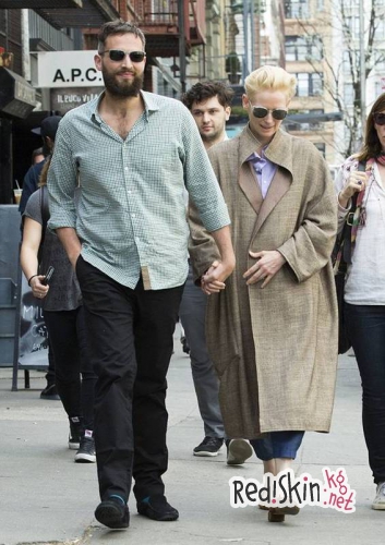 Тильда Суинтон со своим любимым на улицах Нью-Йорка