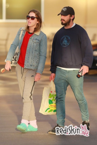 У Шайа ЛаБаф и Мии Гот все прекрасно. Они собираются пожениться